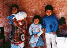 Tres niños indígenas